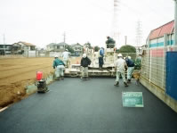 砂利道の排水整備・土留鋼板・舗装工事