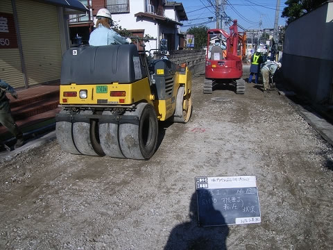 道路舗装工事施工中