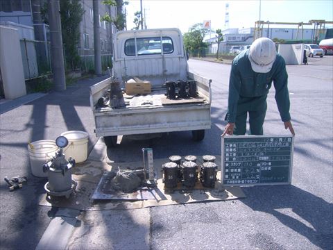 コンクリート舗装工事（工場内）施工中