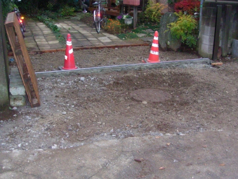 コンクリート舗装工事（私道内）施工中