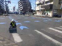 区画線及び矢羽根等の薄層カラー舗装工事