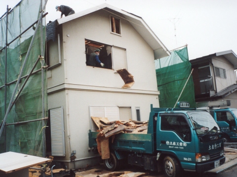 家屋解体工事養生及びガラスなどの仕分け